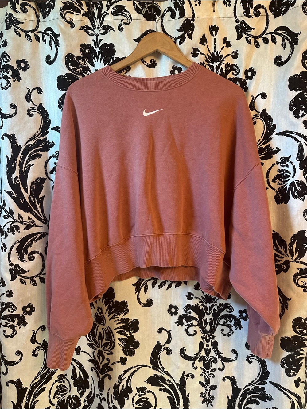Nike Women's Dusty Rose Cropped Crewneck Sweatshirt Size Medium